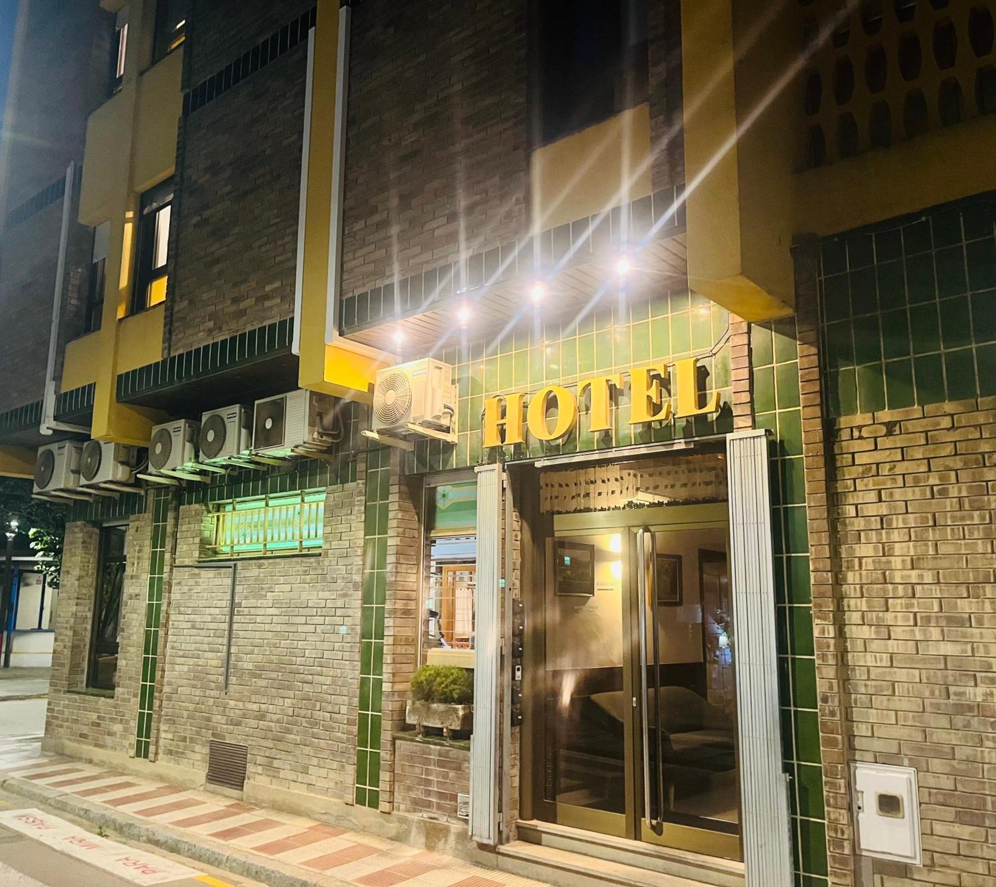 Hostal Tarres Anglés Eksteriør billede